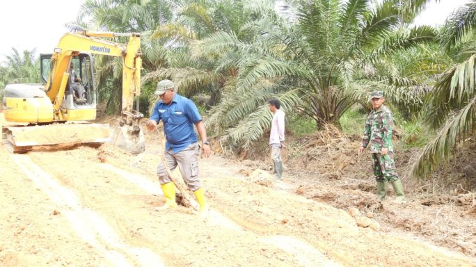 Dansatgas Tinjau Lokasi Pembukaan Jalan Sebagai Sasaran Fisik TMMD Ke 118
