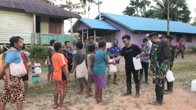 Satgas Pamtas Yonif 111/KB Dan Tim Relawan Rumah Zakat Bagi – Bagi Jerigen Air Untuk Masyarakat Pedalaman Papua 