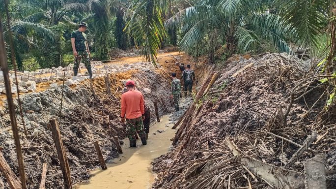Sasaran Talud Program TMMD ke 118 Dalam Proses Pemasangan Papan Pengecoran