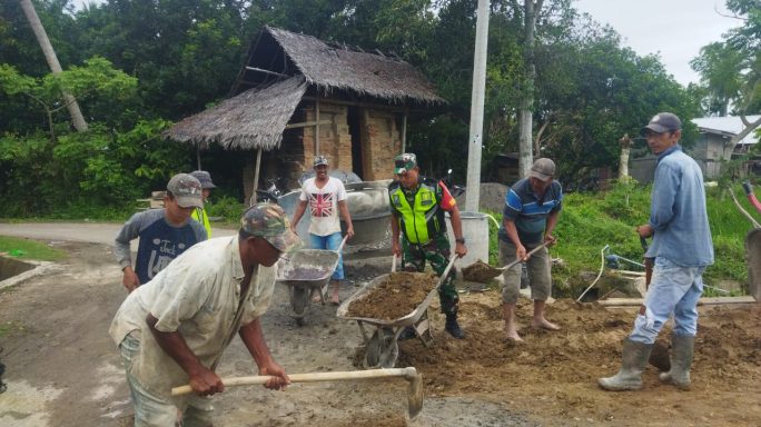 Babinsa Posramil Kuta Blang Bersama Warga Gotong Royong Timbun Jalan