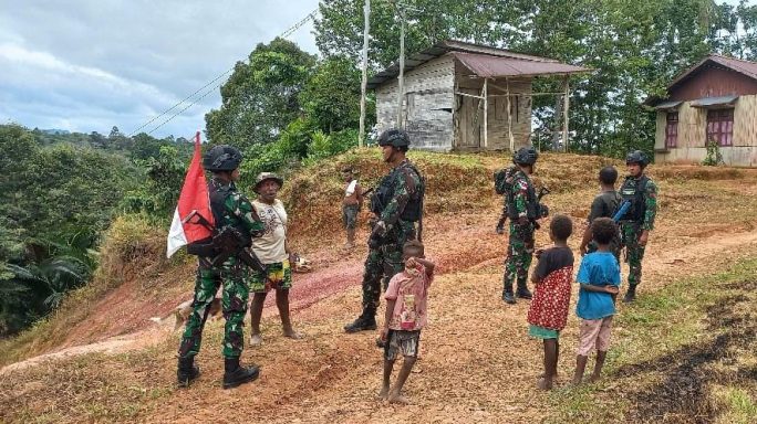 Tingkatkan Stabilitas Keamanan Satgas Pamtas Statis RI-PNG Yonif 111/KB melaksanakan Patroli di Wilayah Perbatasan Papua