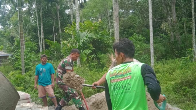 Babinsa Bantu Warga Cor Jalan Rabat Beton Desa