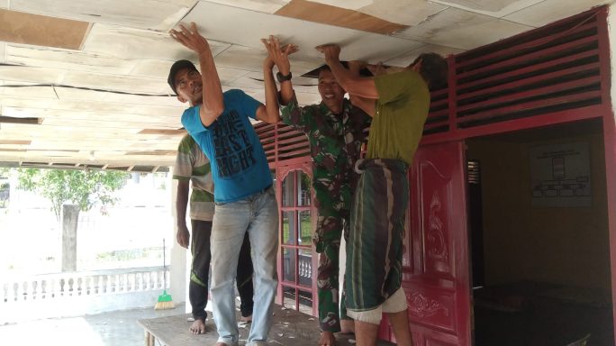 Warga dan Tim Satgas TMMD Reg 118 Mulai Perbaiki Plafon Menasah Desa Lancok