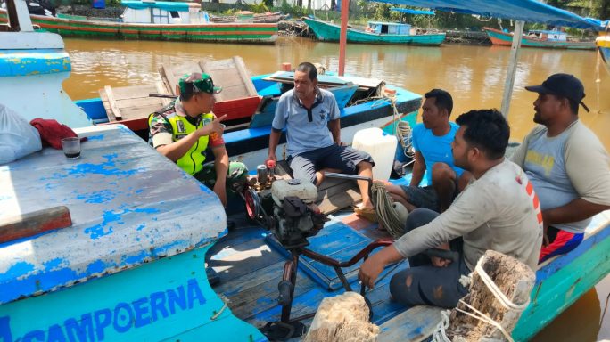 Babinsa Koramil 07/Johan Pahlawan Bahas Cuaca Buruk Hingga Hasil Tangkapan Ikan