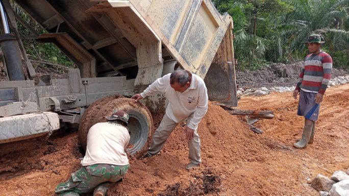 Dengan Sigap, Satgas TMMD Kodim 0118/Subulussalam Bantu Dump Truk yang Terperosok