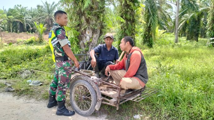 Babinsa Koramil 03/Seruway Ingatkan Warga Tentang Bahaya Karhutla