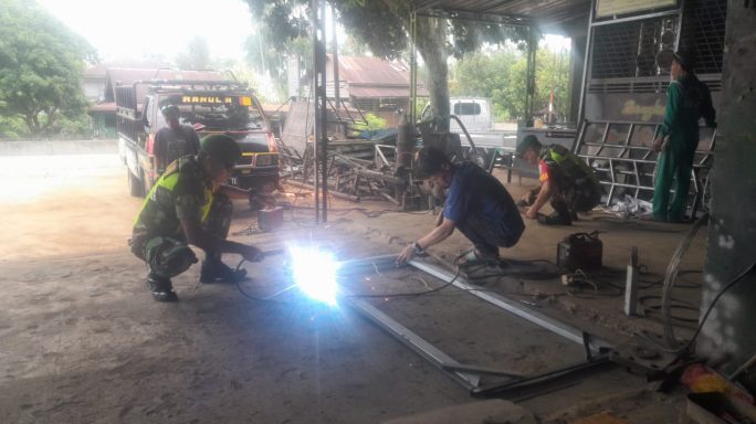Laksanakan Binter Babinsa Komsos Bersama Warga Pembuat Pintu Beai