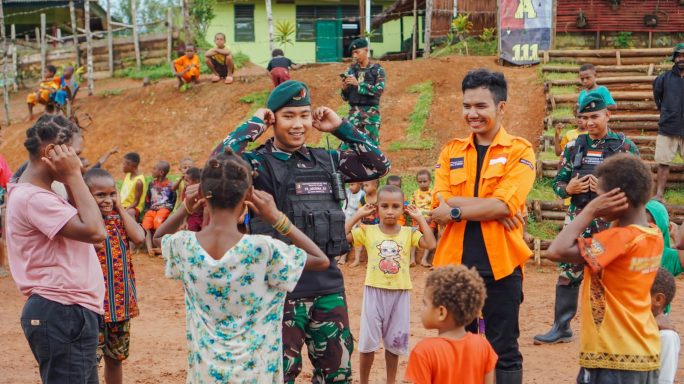 Indahnya Berbagi Anak – Anak Pedalaman Mendapat Bingkisan Dari Satgas Pamtas Statis RI – PNG Yonif 111/KB Dan Rumah Zakat