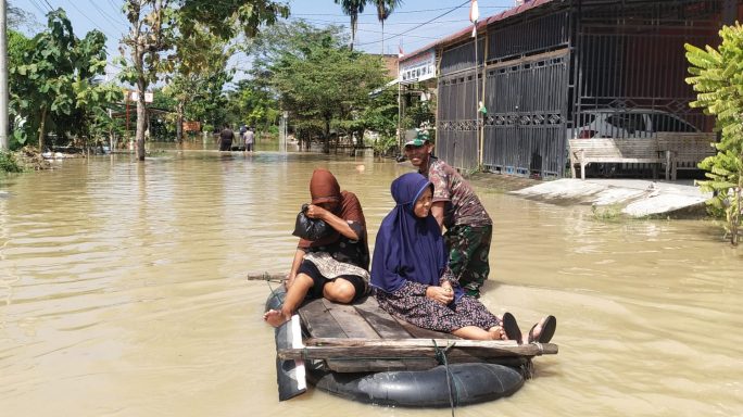 Babinsa Koramil 15/Matangkuli Bantu Evakuasi Warga Yang Terjebak Banjir