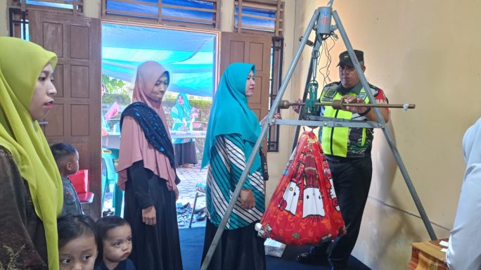 Kerja sama yang Baik Babinsa dan Bidan Desa di Posyandu