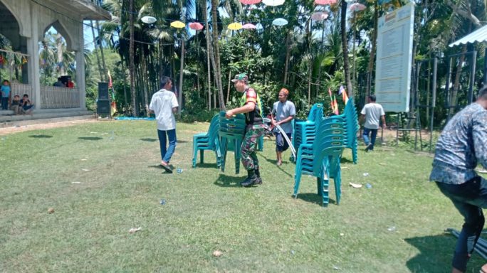 Menyambut Maulid Nabi, Babinsa Koramil 10/Pandrah Bersama Warga Dirikan Tenda