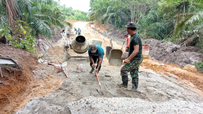 Cuaca Panas Terik Tidak Mempengaruhi Semangat Kerja Prajurit di TMMD Ke 118