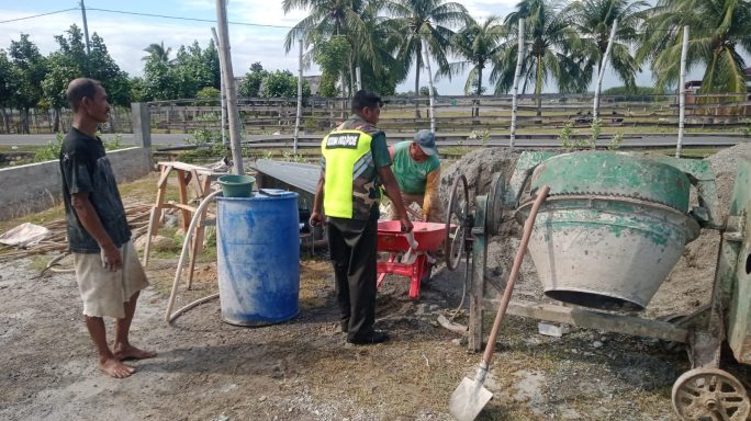 Ringankan Beban Masyarakat, Babinsa Koramil 07/Simpang Tiga Laksanakan Karya Bakti di Desa Kupula