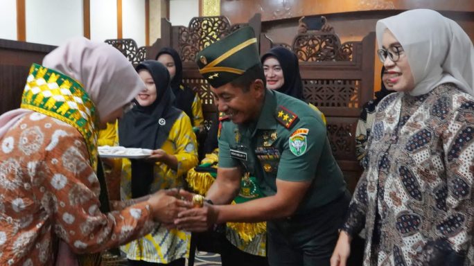 Pangdam IM dan Ketua Persit Kartika Candra Kirana Daerah Iskandar Muda Sambut kedatangan Ibu Ketua Umum Persit Kartika Candra Kirana