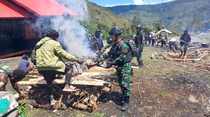 Satgas Yonif 115/ML Beri Bantuan kepada Keluarga Gumanggup Enumbi Yang Mengalami Kedukaan