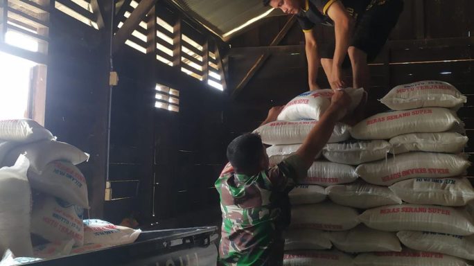 Jaga Ketahanan Pangan, Babinsa Peudawa Pantau Stok Beras di Kilang Padi