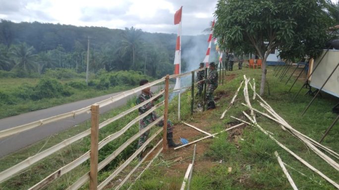 Satgas TMMD Reg Ke 118 Aceh Utara Bersama Warga Buat Pagar dan Bersih Bersih Di PosKotis