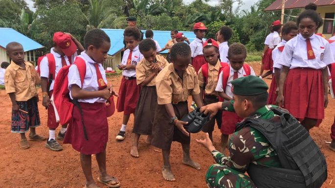 Satgas Pamtas Statis RI-PNG Yonif 111/KB Dan Tim Rumah Zakat,Beri Sepatu Baru
