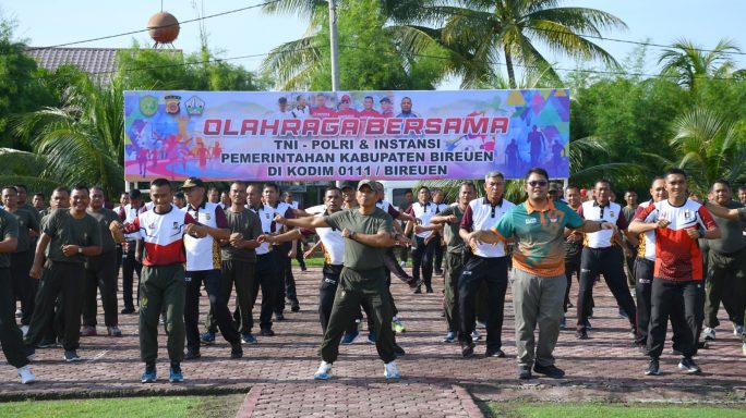 Danyonif 113/JS bersama Sinergitas TNI – Polri dan Instansi Pemerintahan Bireuen Lakasanakan Olah Raga bersama.
