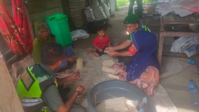 Babinsa Sambangi Warga Pelaku UMKM Pembuat Tusuk Sate