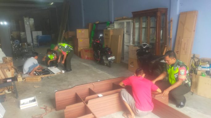 Babinsa laksanakan Komsos Bersama Perajin Lemari Mebel