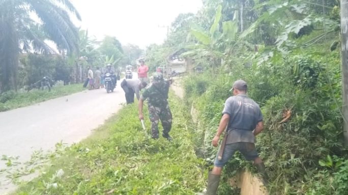 Kompak Babinsa Dan Babinkamtibmas, Bersama Warga Gotong Royong Bersihkan Jalan
