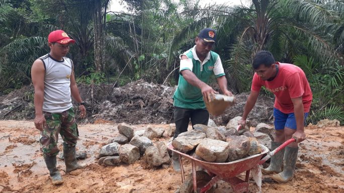 Walaupun Cuaca Hujan Satgas TMMD Tetap Melaksanakan