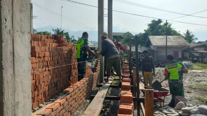 Ringankan Beban, Babinsa Bantu Warga Bangun Rumah di Desa Binaan