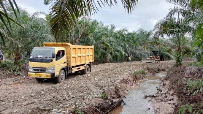 Percepat Pengerasan Jalan, Satgas TMMD Ke 118 Kerahkan Alat Berat Doser