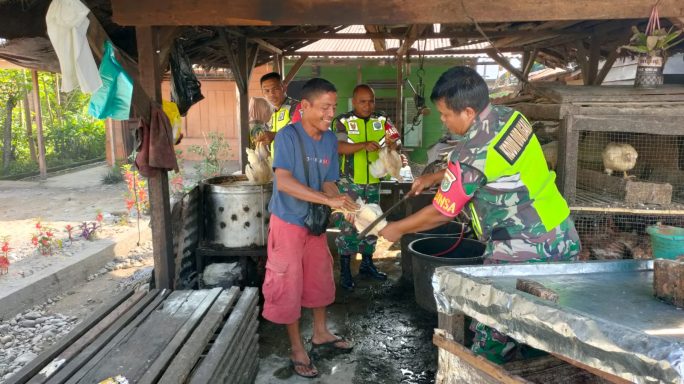 Babinsa Sambangi Warga Binaan Pedagang Ayam Potong
