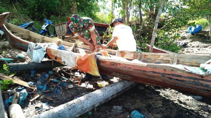 Babinsa Koramil 03/Rts, Memainkan Peran Kunci Dalam Membantu Warga Perbaiki Perahu Mereka