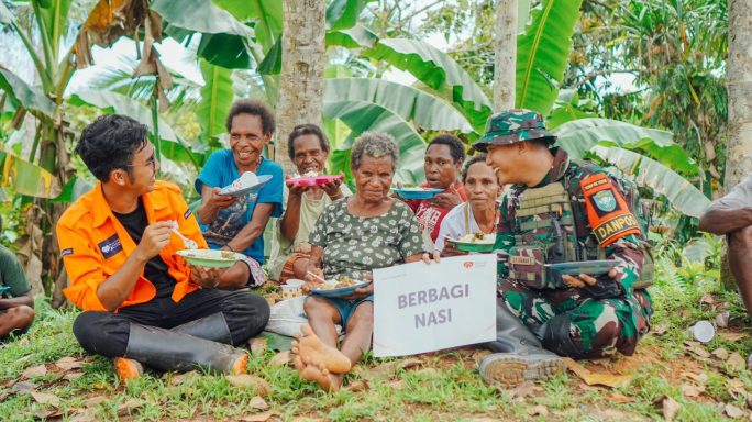 Minggu Berkah Akhir Tugas Tim Rumah Zakat Bersama Anggota Satgas Pamtas Yonif 111/KB Makan Bersama Warga