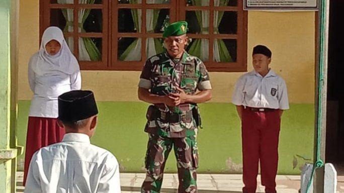 Serka Armada Jadi Pembina Upacara Bendera di SDN 2 Julok Rayeuk Utara