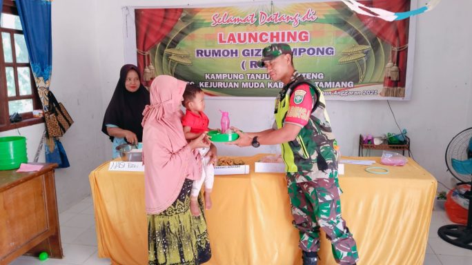 Babinsa Tanjung Genteng Dampingi Kader Posyandu Berikan Makanan Tambahan Kepada Balita