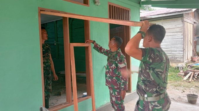 Daun Pintu dan Jendela Rumah Ibu Samsiah Mulai Dipasang Oleh Satgas TMMD ke 118