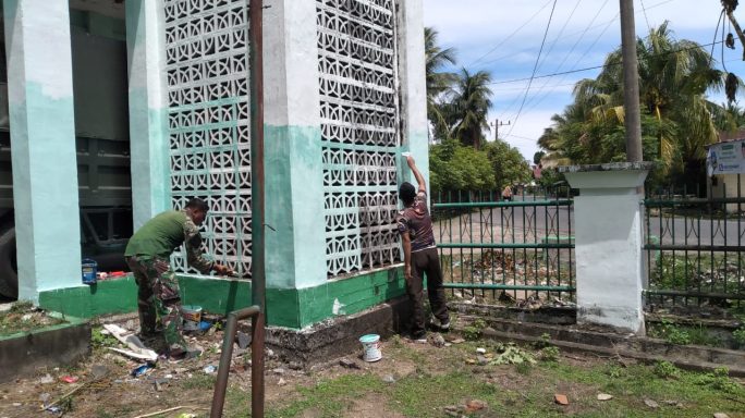 Prajurit Korem 011 melaksanakan gotong royong di makam Sultan Malikussaleh