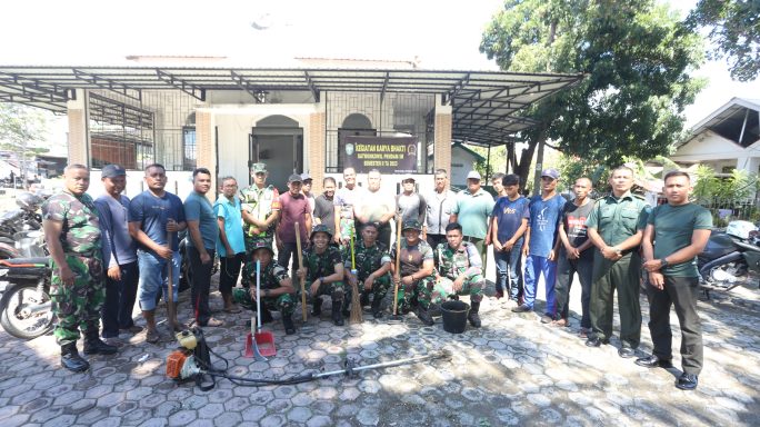 Karya Bhakti Satuan Non Kewilayahan Penerangan Kodam IM Bersihkan Meunasah Babussalam, Gampong Lampaseh Aceh, Banda Aceh
