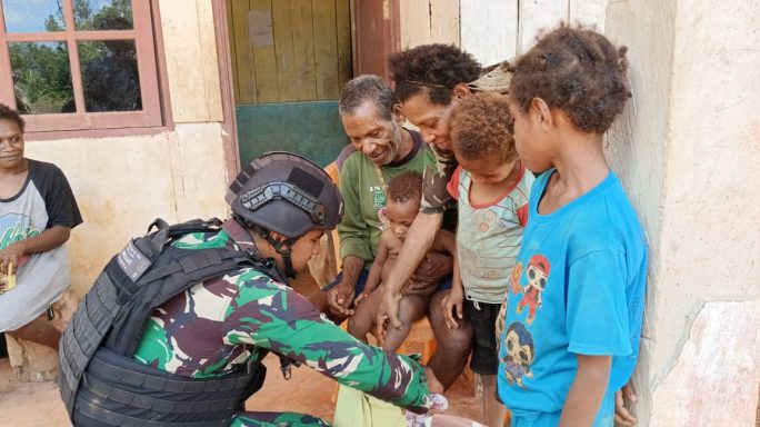 Mengenal Tradisi Unik Papua Selatan Anggota Satgas Pamtas Statis RI-PNG Yonif 111/KB Belajar Makan Pinang Muda