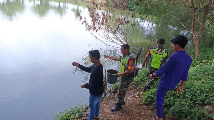 Babinsa Koramil 07/Semadam Sambangi Dengan Peternak Ikan Lele