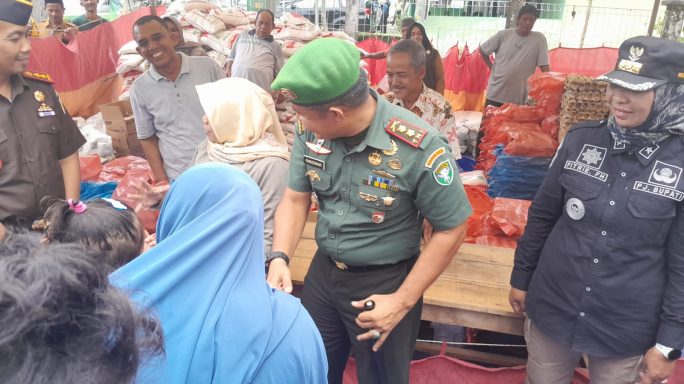 Kendalikan Inflasi tahun 2023 Dandim 0116/Nara Bersama Forkopimda Tinjau Kegiatan Pasar Pasar Murah