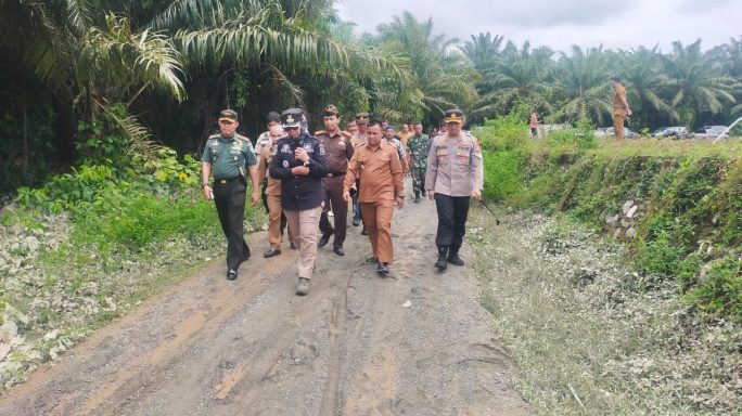 Dandim Bersama Forkopimda Tinjau Jermbatan Gantung yang Ambruk karena banjir Besar