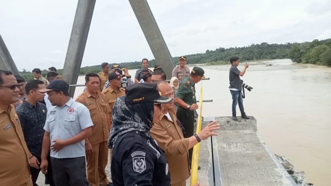 Dandim 0116/Nagan Raya bersama Forkopimda Tinjau Jembatan Roboh di Desa Alue Buluh