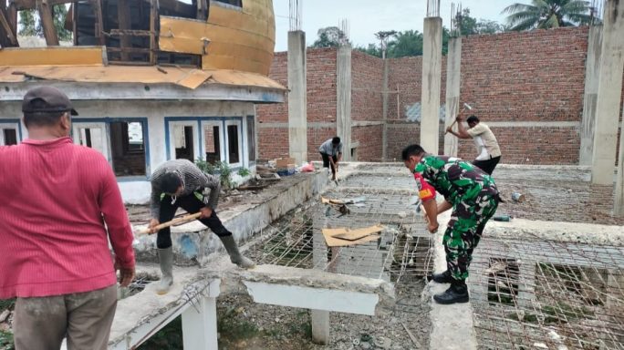 Sinergi Babinsa Dan Masyarakat Gotong Royong Dalam Rehabilitasi Mesjid