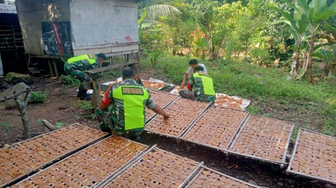 Babinsa Sambangi Warga Binaan Pembuat Kerupuk