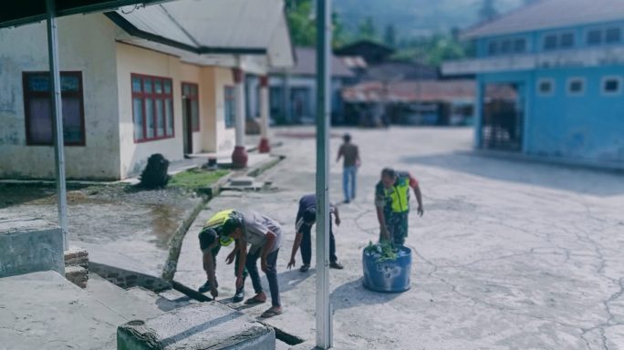 Babinsa Bersama Warga Laksanakan Kerja Bhakti
