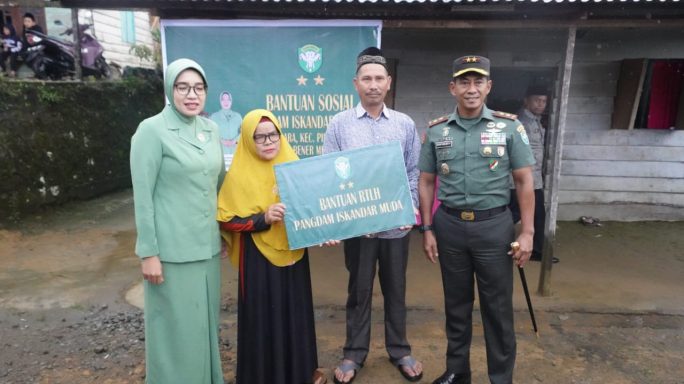 Pangdam Iskandar Muda Berikan Bantuan Sosial dan Perbaikan Rumah Tidak Layak Huni di Desa Rata Ara, Kab. Bener Meriah.
