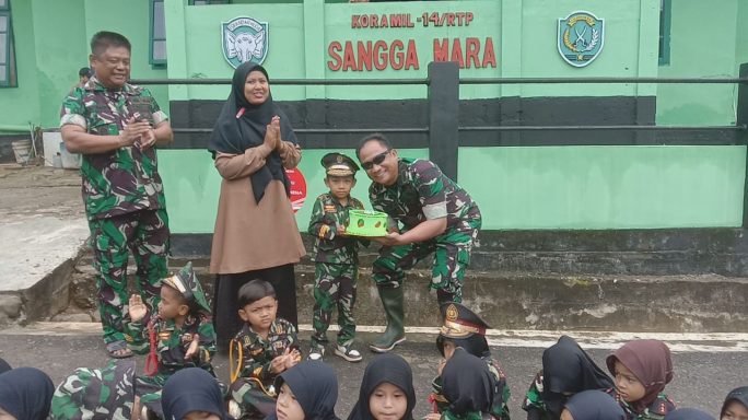 Kejutan HUT TNI 78, Anak TK (RA) Arrahman Beri Kue Ulang Tahun Kepada Dandim 0104/Aceh Timur