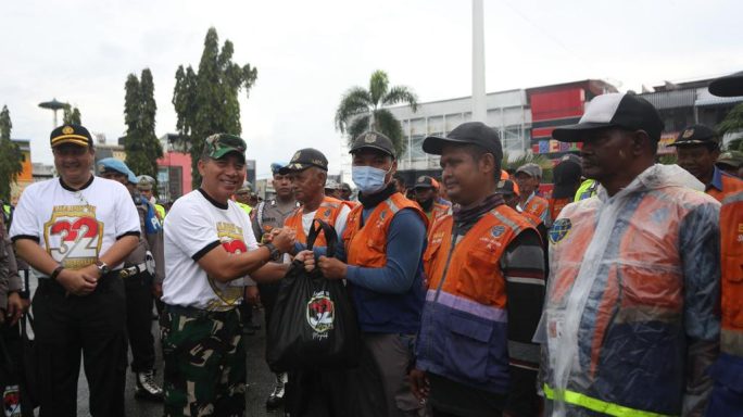 Kasdam IM bersama Kapolda Aceh dan jajarannya melaksanakan Bhakti Sosial dalam rangka HUT Ke-32 Pengabdian Akabri 91.