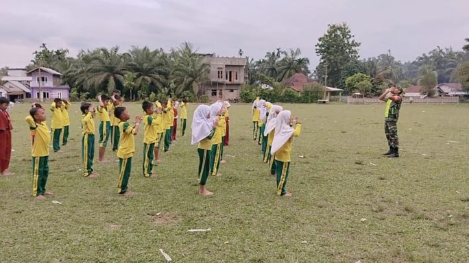 Babinsa Dampingi Siswa SDN 1 Sungai Liput Lakukan Olahraga