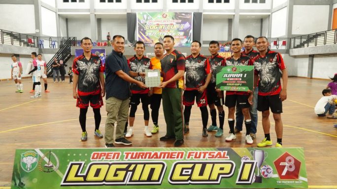 Danrem 012/TU Serahkan Piala Bergilir HUT TNI Kepada Juara l